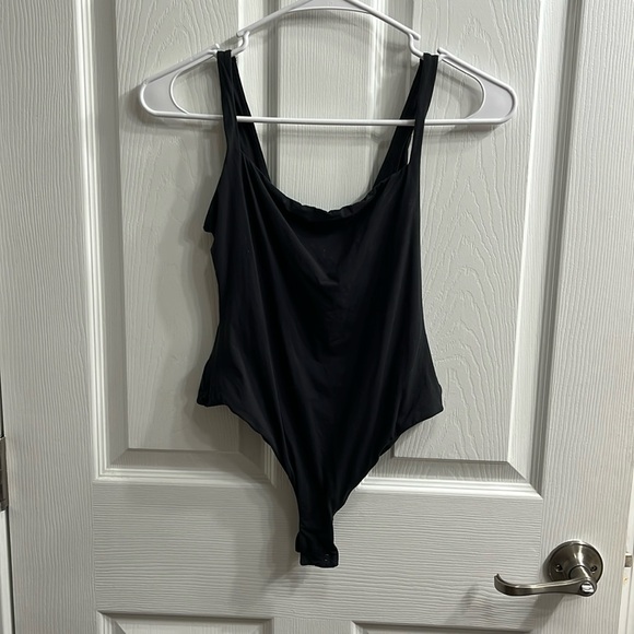 SEAMLESS SCULPT SCOOP NECK THONG BODYSUIT - Picture 1 of 3